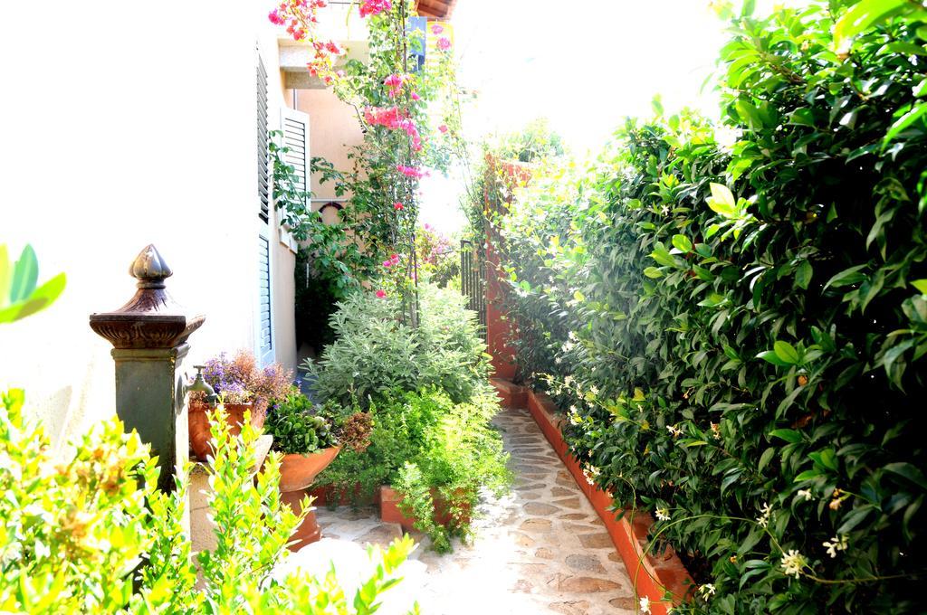 Taverna Derosas Apartment Golfo Aranci Exterior foto